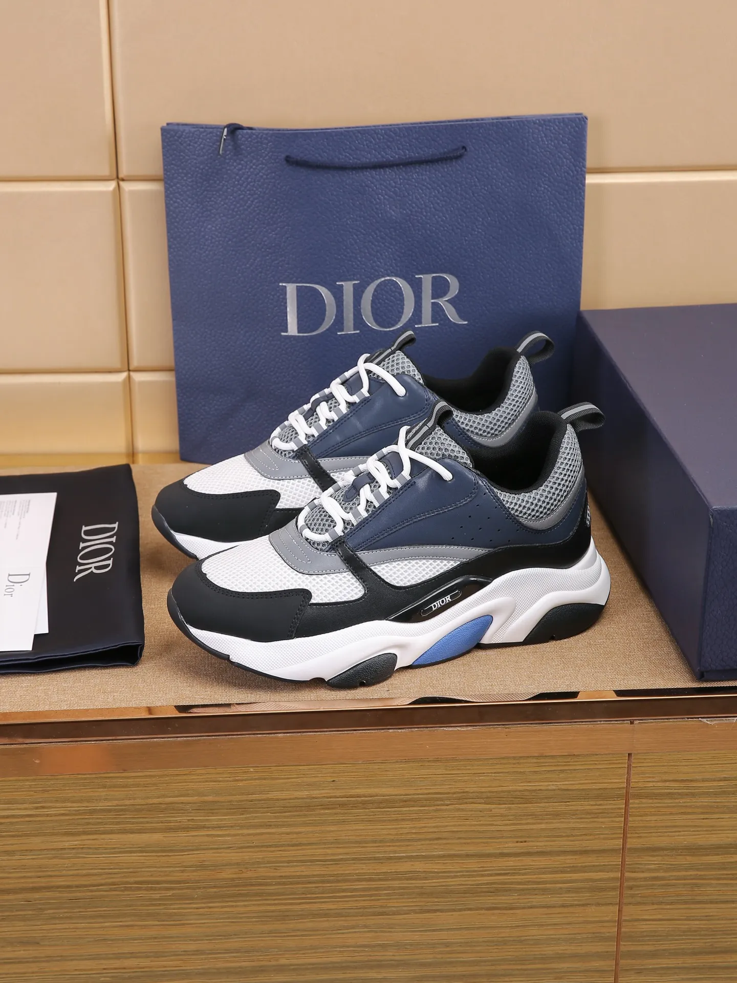 Factory price: 460💰Dior’s top version of D’s b22 men’s sports shoes. Inspired by retro running styles, the chunky low-top silhouette features gray calf leather and blue and white mesh fabric uppers, atop a black, white and blue engraved rubber sole. Nylon ribbon accents the blue mesh tongue and heel counter, and a "dio~" logo appears on the side. Pair it with a suit for a striking contrast and add a sportswear-chic edge to your look. The thick sole can be about 4cm~ Size: 38-45, [46, 47 customized]